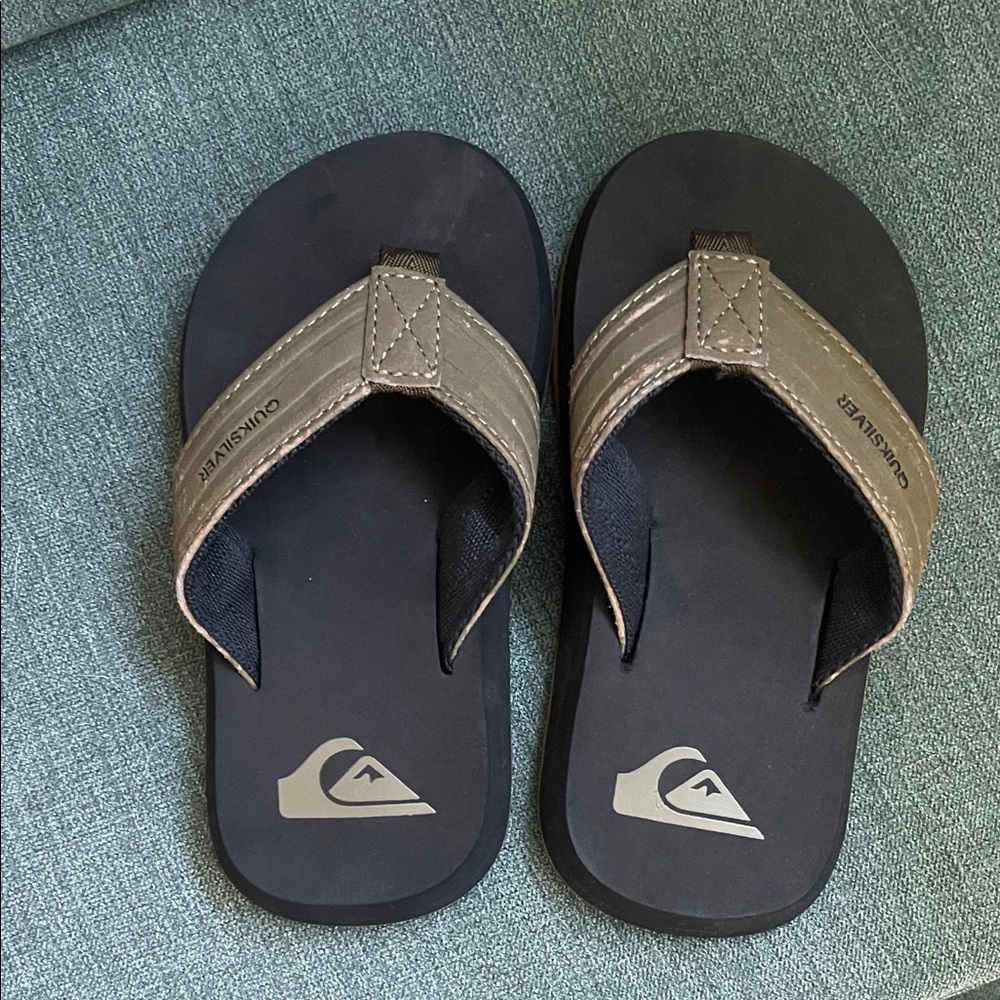 New Quiksilver Black and Brown flip flops